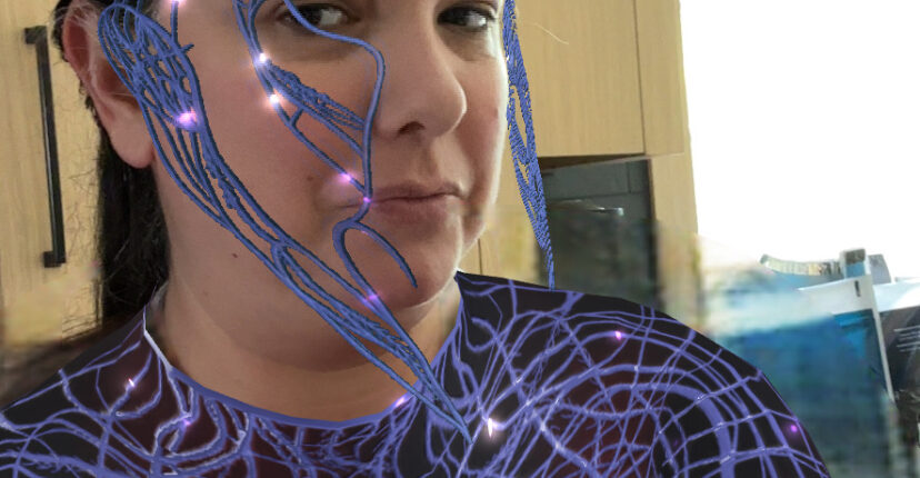 Paty se ve usando un traje futurista creado en el app Dressex con realidad aumentada